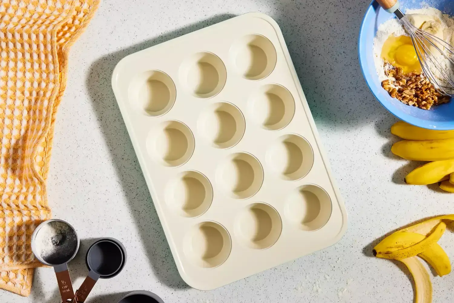 Wilton 12-cup muffin pan thumbnail 2
